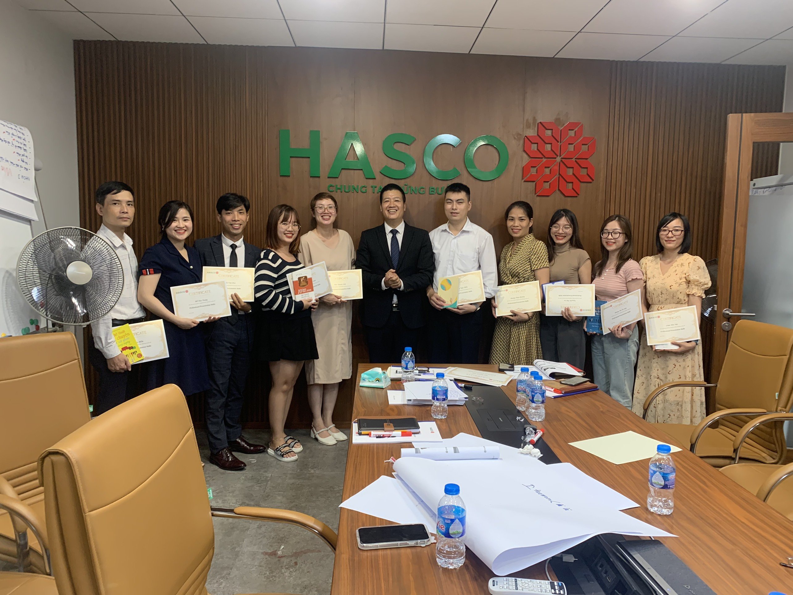 Khóa học “Kỹ năng thuyết trình chuyên nghiệp” rèn luyện sự tự tin và nâng cao khả năng nói trước công chúng.